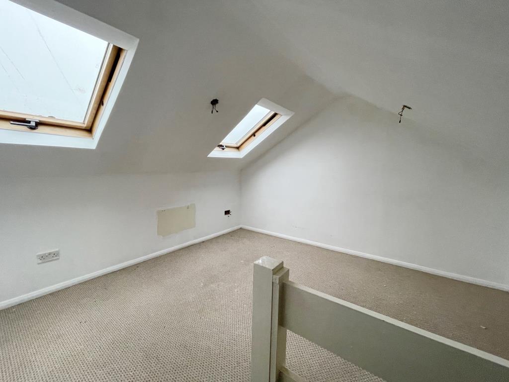 Lot: 64 - A MIX OF COMMERCIAL AND RESIDENTIAL PROPERTY FOR IMPROVEMENT IN CITY CENTRE - Bedroom with 2 skylight windows in flat number 43A